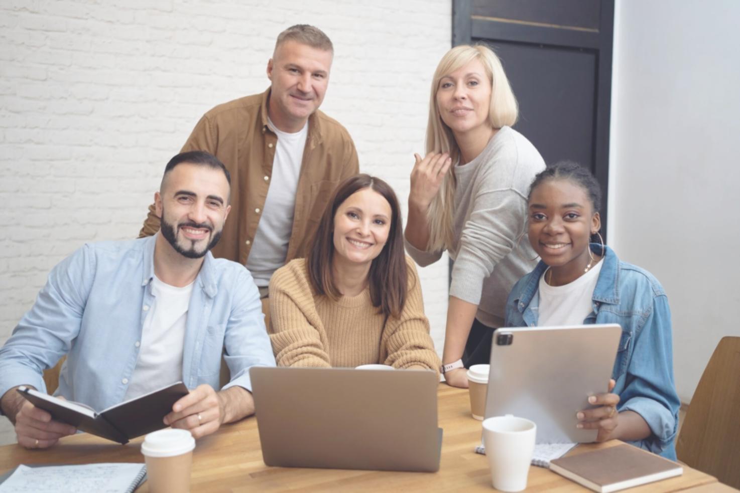 Professionelle Finanzberatung in modernem Büro