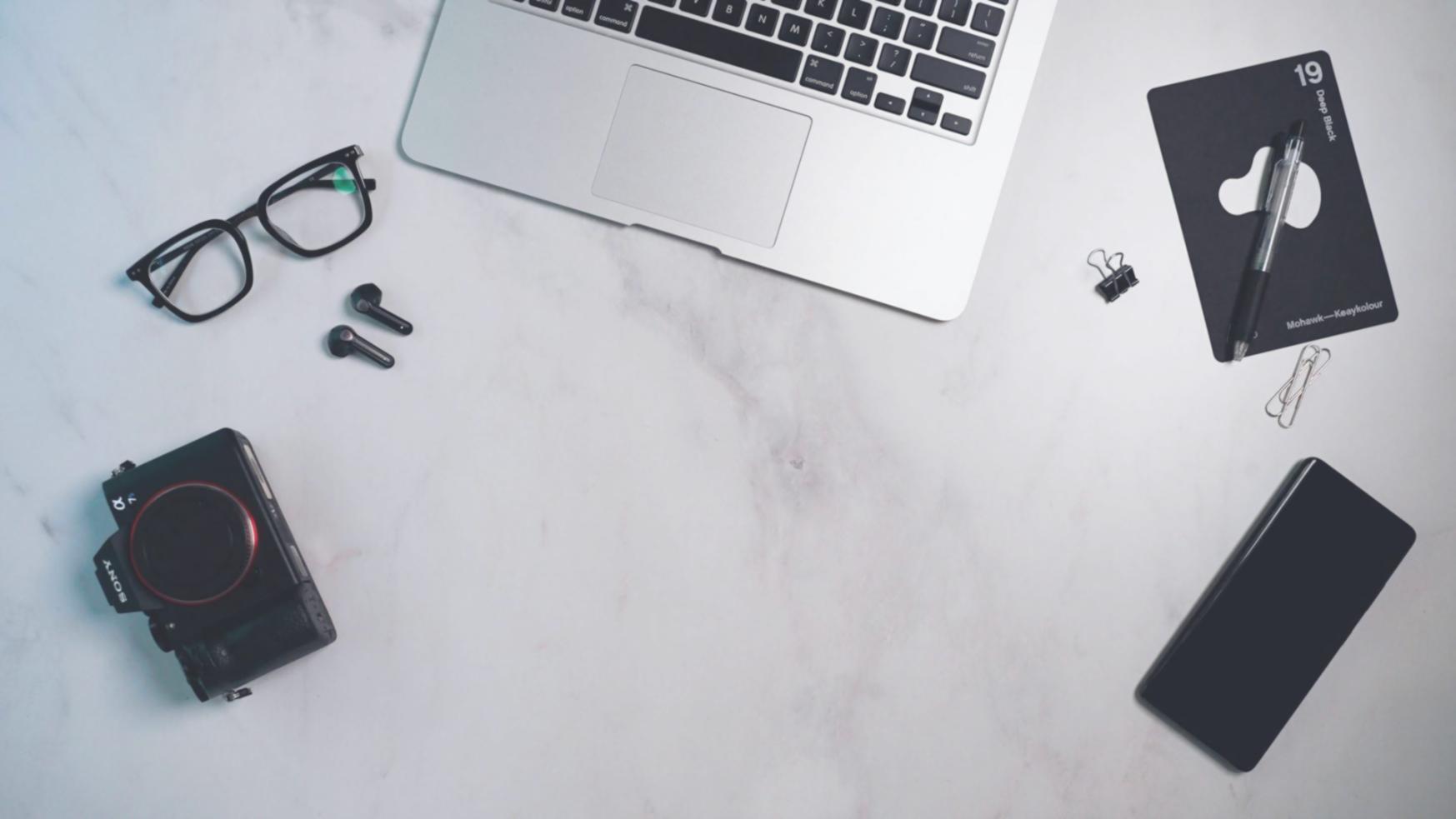 Übersichtliche Finanzplanung am Laptop